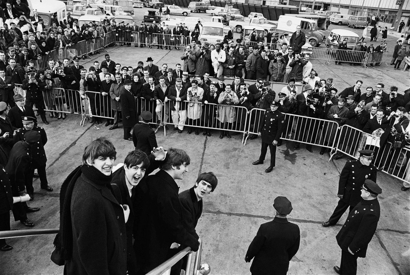 Beatlemania: Bevor sie im Februar 1964 in die USA reisten, waren die Beatles eine erfolgreiche englische Popgruppe. Nach dieser Reise waren sie Weltstars - das zeichnete sich schon bei ihrer Landung am New Yorker JFK Airport ab, wo sie von zahlreichen Fans und Schaulustigen empfangen wurden. Auch auf dieser Reise wurden sie von Harry Benson begleitet, der sich erinnert: "Sie nahmen New York im Sturm." Bevor sie im Februar 1964 in die USA reisten, waren die Beatles eine erfolgreiche englische Popgruppe. Nach dieser Reise waren sie Weltstars - das zeichnete sich schon bei ihrer Landung am New Yorker JFK Airport ab, wo sie von zahlreichen Fans und Schaulustigen empfangen wurden. Auch auf dieser Reise wurden sie von Harry Benson begleitet, der sich erinnert: "Sie nahmen New York im Sturm."