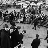 Bevor sie im Februar 1964 in die USA reisten, waren die Beatles eine erfolgreiche englische Popgruppe. Nach dieser Reise waren sie Weltstars - das zeichnete sich schon bei ihrer Landung am New Yorker JFK Airport ab, wo sie von zahlreichen Fans und Schaulustigen empfangen wurden. Auch auf dieser Reise wurden sie von Harry Benson begleitet, der sich erinnert: "Sie nahmen New York im Sturm."