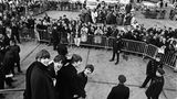 Bevor sie im Februar 1964 in die USA reisten, waren die Beatles eine erfolgreiche englische Popgruppe. Nach dieser Reise waren sie Weltstars - das zeichnete sich schon bei ihrer Landung am New Yorker JFK Airport ab, wo sie von zahlreichen Fans und Schaulustigen empfangen wurden. Auch auf dieser Reise wurden sie von Harry Benson begleitet, der sich erinnert: "Sie nahmen New York im Sturm."