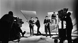 Ihren Auftritt in der "Ed Sullivan Show" verfolgten am 9. Februar 1964 sagenhafte 75 Million Zuschauer vor den Fernsehern. Wem die Band vorher kein Begriff waren, der wusste spätestens jetzt Bescheid. Die Sendung beflügelte die Beatlemania in Amerika. "Nach der 'Ed Sullivan Show' war auf einmal jeder Beatles-Fan, nicht nur die Jugendlichen", sagt Harry Benson.