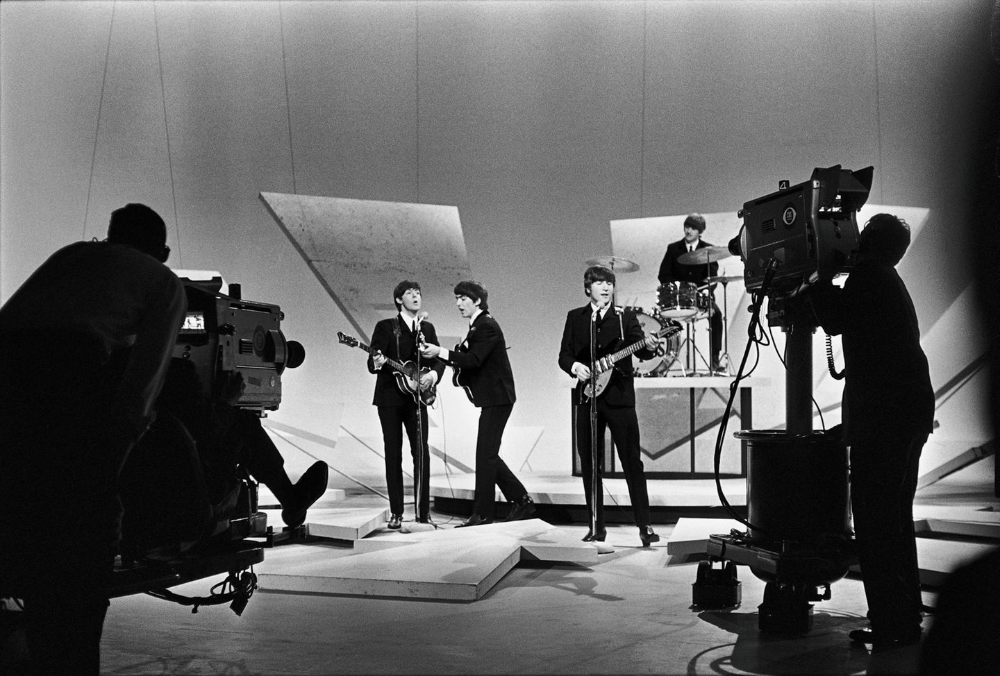 Beatlemania: Ihren Auftritt in der "Ed Sullivan Show" verfolgten am 9. Februar 1964 sagenhafte 75 Million Zuschauer vor den Fernsehern. Wem die Band vorher kein Begriff waren, der wusste spätestens jetzt Bescheid. Die Sendung beflügelte die Beatlemania in Amerika. "Nach der 'Ed Sullivan Show' war auf einmal jeder Beatles-Fan, nicht nur die Jugendlichen", sagt Harry Benson. Ihren Auftritt in der "Ed Sullivan Show" verfolgten am 9. Februar 1964 sagenhafte 75 Million Zuschauer vor den Fernsehern. Wem die Band vorher kein Begriff waren, der wusste spätestens jetzt Bescheid. Die Sendung beflügelte die Beatlemania in Amerika. "Nach der 'Ed Sullivan Show' war auf einmal jeder Beatles-Fan, nicht nur die Jugendlichen", sagt Harry Benson.