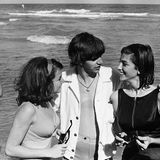 Die Reise nach Miami war eine willkommene Abwechslung für die Beatles. "Wir kamen gerade aus England und New York, wo es eiskalt gewesen war, und auf einmal nichts als Sonne, Meer und Mädchen im Badeanzug, die einen Beatle kennenlernen wollten", schreibt Harry Benson über diese Zeit. Ringo hat schon Kontakt zu zwei Badenixen aufgenommen. Paul McCartney erinnerte sich später so an diese Zeit: "Miami war einfach unglaublich, es gab jede Menge wunderschöne, tolle, sonnengebräunte Mädchen. Nach der Fotosession am Strand fragten wir gleich, ob sie mit uns ausgehen wollen."