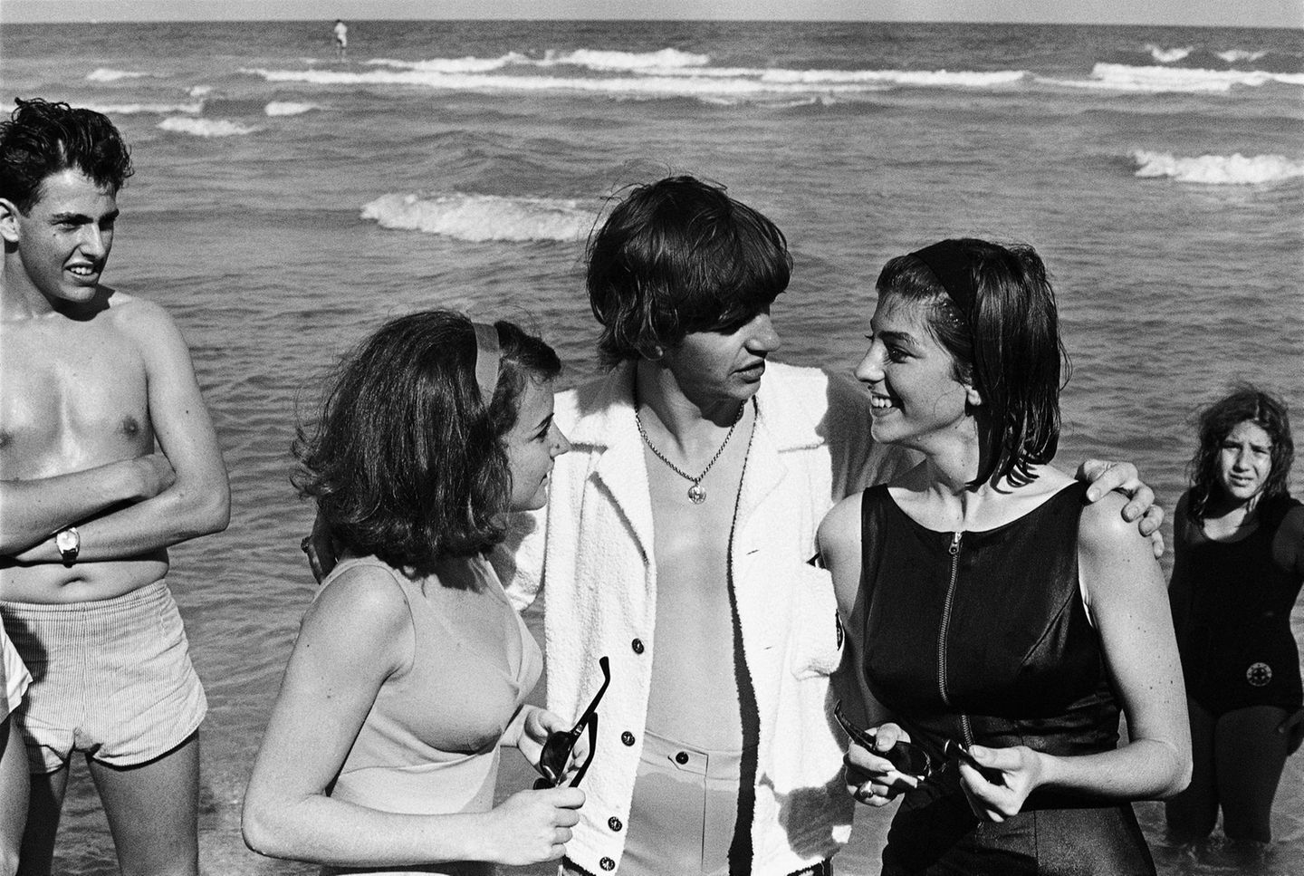Beatlemania: Die Reise nach Miami war eine willkommene Abwechslung für die Beatles. "Wir kamen gerade aus England und New York, wo es eiskalt gewesen war, und auf einmal nichts als Sonne, Meer und Mädchen im Badeanzug, die einen Beatle kennenlernen wollten", schreibt Harry Benson über diese Zeit. Ringo hat schon Kontakt zu zwei Badenixen aufgenommen. Paul McCartney erinnerte sich später so an diese Zeit: "Miami war einfach unglaublich, es gab jede Menge wunderschöne, tolle, sonnengebräunte Mädchen. Nach der Fotosession am Strand fragten wir gleich, ob sie mit uns ausgehen wollen." Die Reise nach Miami war eine willkommene Abwechslung für die Beatles. "Wir kamen gerade aus England und New York, wo es eiskalt gewesen war, und auf einmal nichts als Sonne, Meer und Mädchen im Badeanzug, die einen Beatle kennenlernen wollten", schreibt Harry Benson über diese Zeit. Ringo hat schon Kontakt zu zwei Badenixen aufgenommen. Paul McCartney erinnerte sich später so an diese Zeit: "Miami war einfach unglaublich, es gab jede Menge wunderschöne, tolle, sonnengebräunte Mädchen. Nach der Fotosession am Strand fragten wir gleich, ob sie mit uns ausgehen wollen."