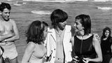Die Reise nach Miami war eine willkommene Abwechslung für die Beatles. "Wir kamen gerade aus England und New York, wo es eiskalt gewesen war, und auf einmal nichts als Sonne, Meer und Mädchen im Badeanzug, die einen Beatle kennenlernen wollten", schreibt Harry Benson über diese Zeit. Ringo hat schon Kontakt zu zwei Badenixen aufgenommen. Paul McCartney erinnerte sich später so an diese Zeit: "Miami war einfach unglaublich, es gab jede Menge wunderschöne, tolle, sonnengebräunte Mädchen. Nach der Fotosession am Strand fragten wir gleich, ob sie mit uns ausgehen wollen."