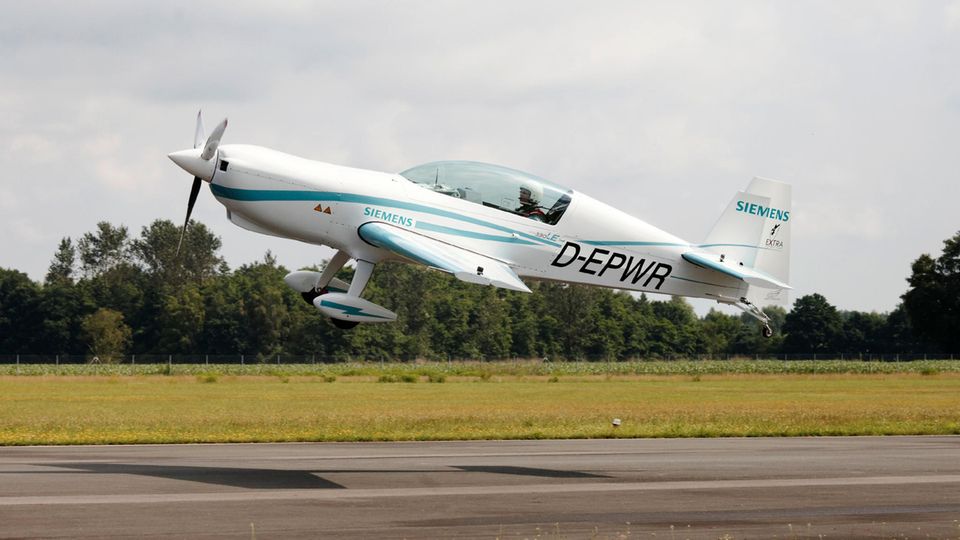 Meilenstein auf dem Weg zu einem Regionalflugzeug mit hybrid-elektrischem Antrieb: Die Extra 330LE hebt ab