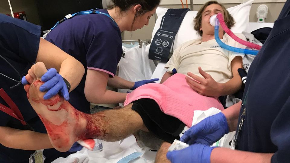 Sam Kanizay in Melbourne Der Schüler Sam Kanizay liegt in Melbourne im Krankenhaus mit blutenden Beinen.