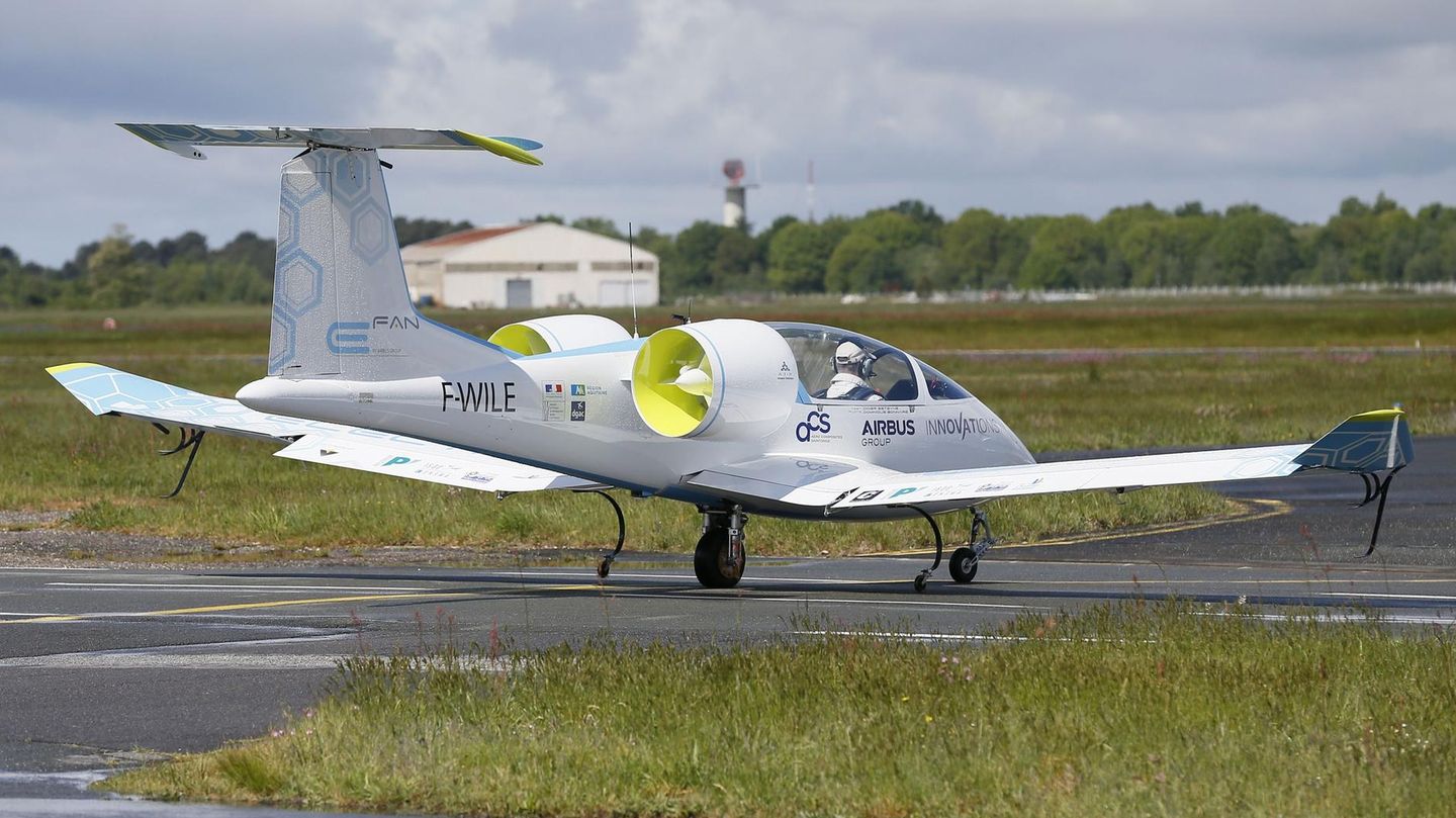 Flugzeug selbstfahrend Flieger mit Sound und Antrieb Batterieflugzeug 