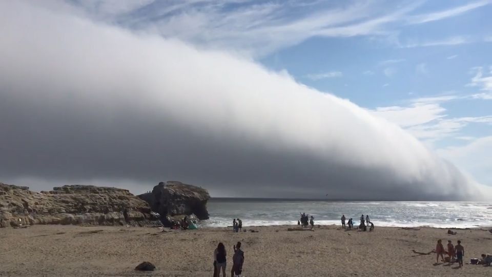 Seltenes Wetterphänomen: Apokalyptisch: Gigantische Wolke zieht über Strand