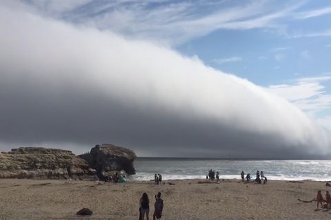 Seltenes Wetterphänomen: Apokalyptisch: Gigantische Wolke zieht über Strand