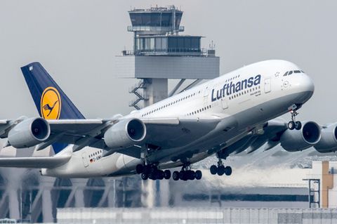Ein Flugzeug vom Typ Airbus A380-800 der Lufthansa