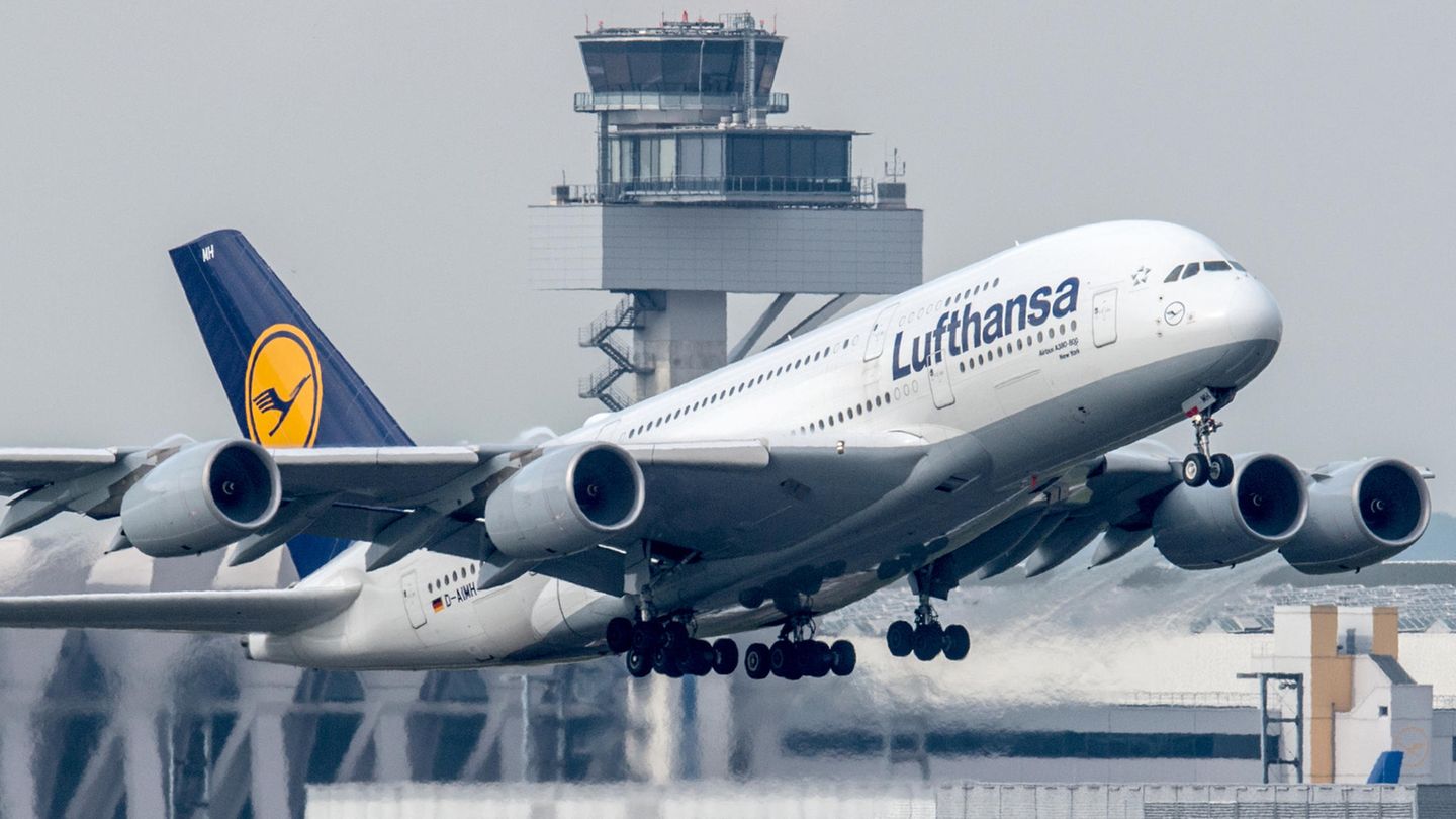 Ein Flugzeug vom Typ Airbus A380-800 der Lufthansa