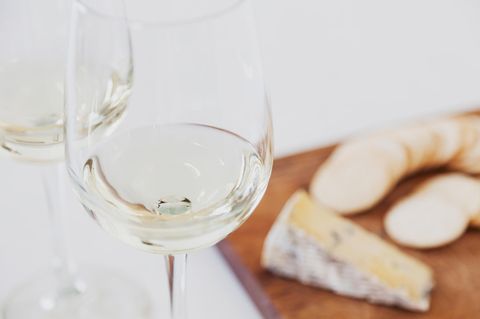 Studie beweist: Weißwein passt besser zu Käse als Rotwein