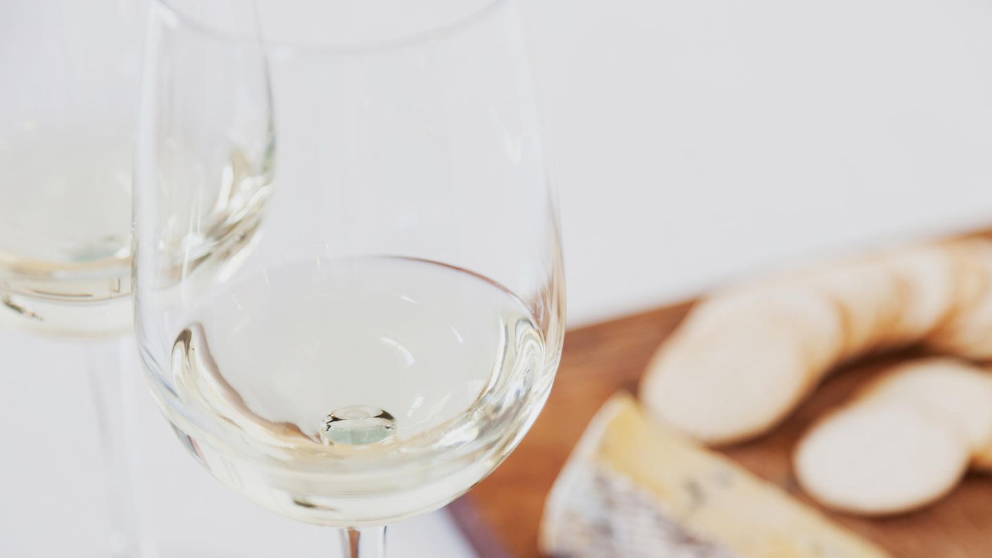 Studie beweist: Weißwein passt besser zu Käse als Rotwein
