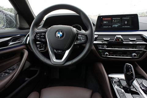 Das Cockpit des BMW 5ers ist fast mit dem des BMW 7ers identisch