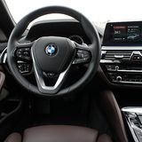 Das Cockpit des BMW 5ers ist fast mit dem des BMW 7ers identisch