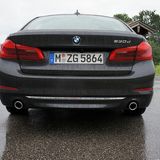 Beim BMW 530d sind die beiden Auspuffrohre echt
