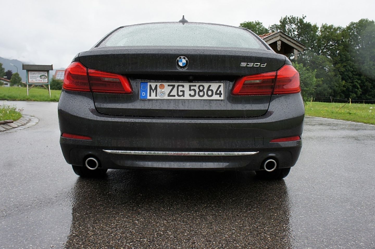 Beim BMW 530d sind die beiden Auspuffrohre echt