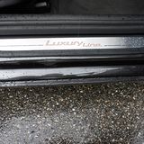 Beleuchtete Einstiegsleisten markieren die Version