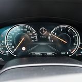 Die Rundinstrumente sind auch bei Lichteinfall gut abzulesen