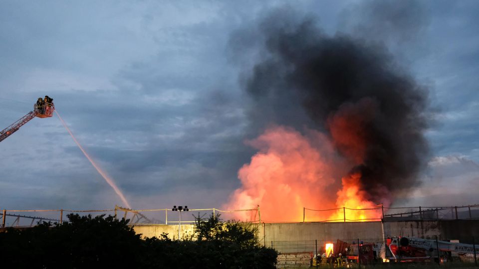 Feuer in Bitterfeld-Wolfen Feuerwehrleute löschen ein Feuer auf einem Industriegelände in Bitterfeld-Wolfen