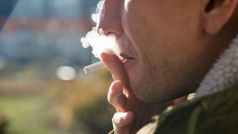 Lungenkrebs-Schnelltest: Ein Mann raucht eine Zigarette