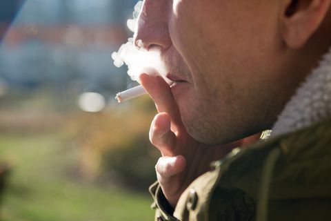 Lungenkrebs-Schnelltest: Ein Mann raucht eine Zigarette