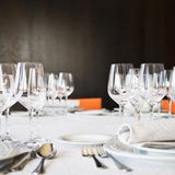 Weingläser und Wassergläser gehören zur Standardausrüstung eines Gästediebstahls