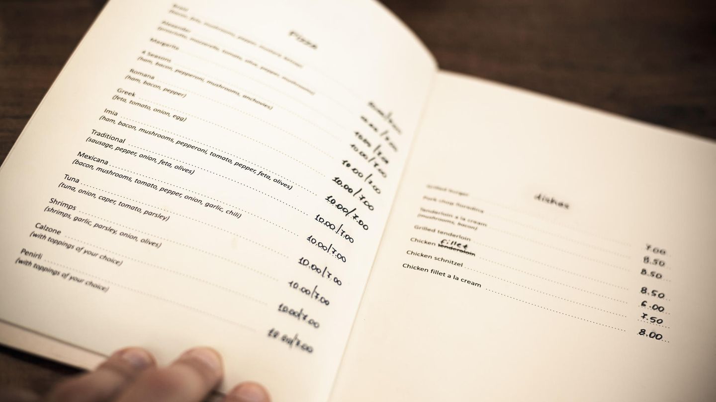 Sie sind aus Papier und handgeschrieben: Speisekarten. Bei Fabio Haebel verschwinden Menü- und Weinkarten ständig. Vielleicht nehmen sich die Gäste die als Andenken mit?