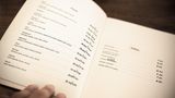 Sie sind aus Papier und handgeschrieben: Speisekarten. Bei Fabio Haebel verschwinden Menü- und Weinkarten ständig. Vielleicht nehmen sich die Gäste die als Andenken mit?