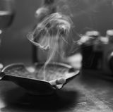 Warum sollte man sich Aschenbecher kaufen, wenn man sie sich im jeden Restaurant besorgen kann? 