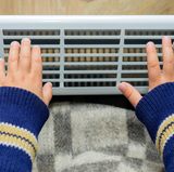 Wie groß muss eine Handtasche eigentlich sein, dass sogar ein Heizstrahler für Babys reinpasst? Der wohl dreisteste Diebstahl in Fabio Haebels Restaurant. Ein Gast hat mit einem Schraubenzieher die Wärmelampe über einem Wickeltisch abgeschraubt. Gäste gibt's!