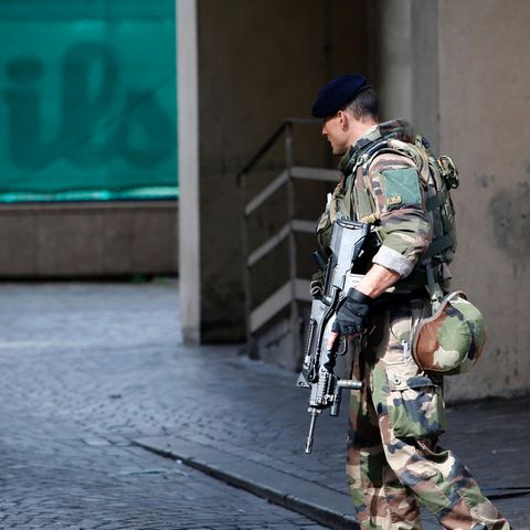 Nach dem mutmaßlichen Auto-Anschlag patroullieren Soldaten in der Nähe des Tatortes bei Paris