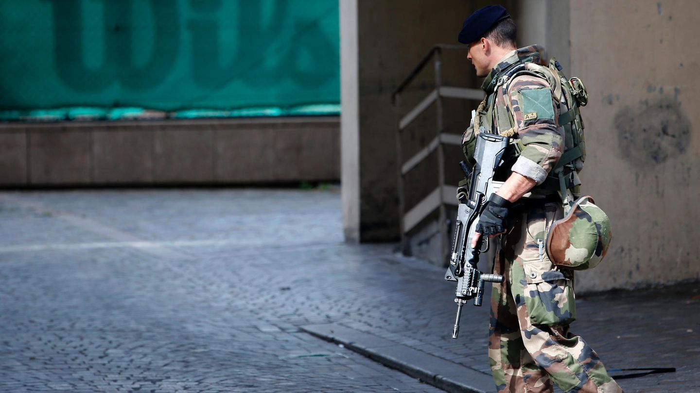 Nach dem mutmaßlichen Auto-Anschlag patroullieren Soldaten in der Nähe des Tatortes bei Paris