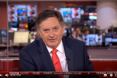 BBC-Nachrichtenmoderator Simon McCoy berichtet über surfende Hunde – und is not amused