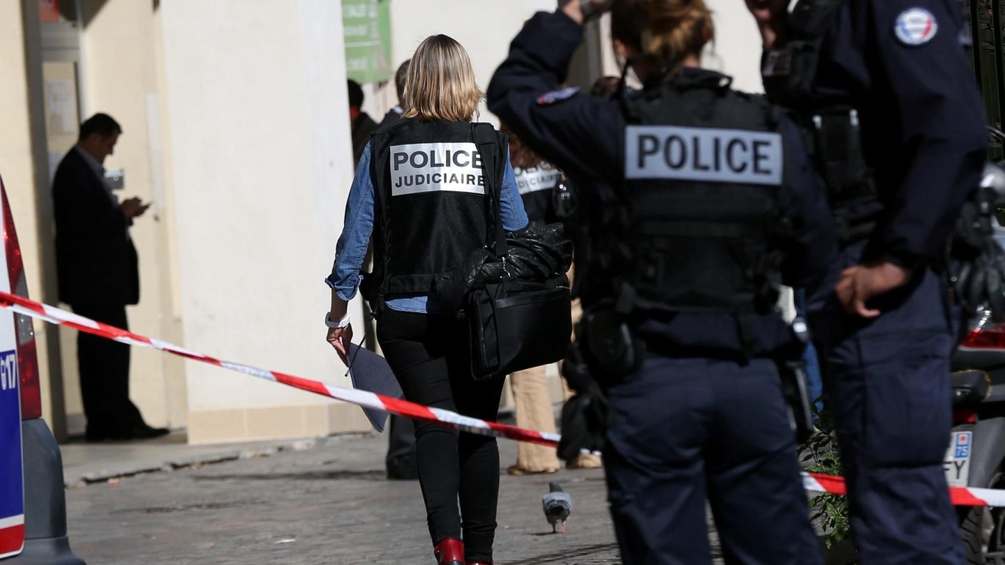 Polizisten untersuchen den Tatort in Levallois-Perret, Frankreich.