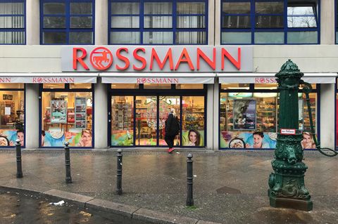 Kooperation von Amazon und Rossmann: Eine Rossmann-Filiale in der Ansbacher Straße in Berlin-Charlottenburg