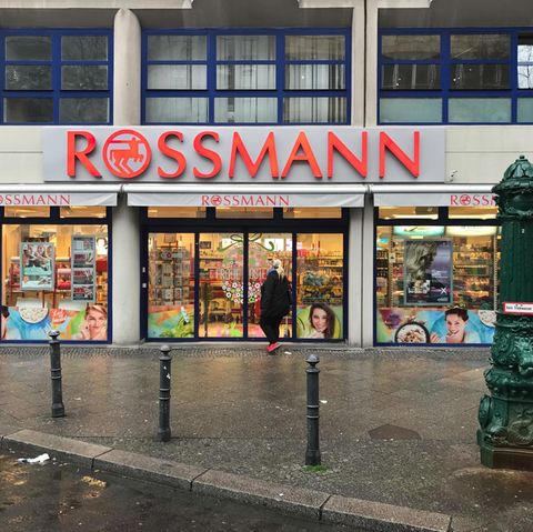 Kooperation von Amazon und Rossmann: Eine Rossmann-Filiale in der Ansbacher Straße in Berlin-Charlottenburg