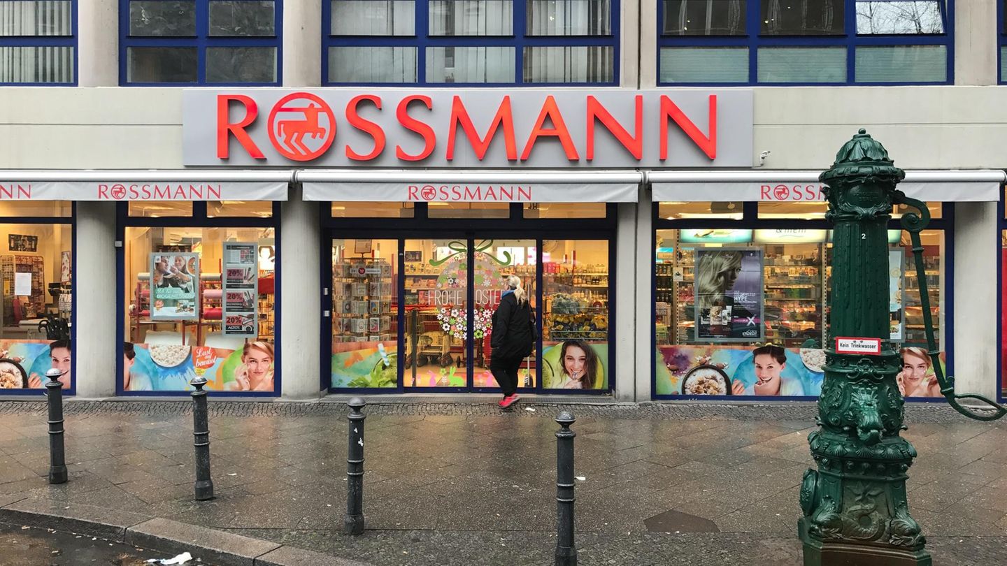 Kooperation von Amazon und Rossmann: Eine Rossmann-Filiale in der Ansbacher Straße in Berlin-Charlottenburg