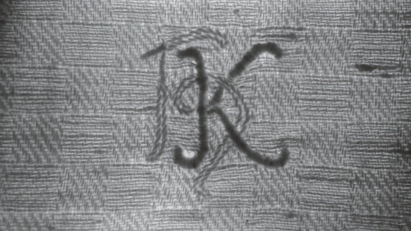 In dem Mordfall erhofft sich die Polizei Hinweise zu dem über 100 Jahre alten Handtuch mit der Inschrift "HK"