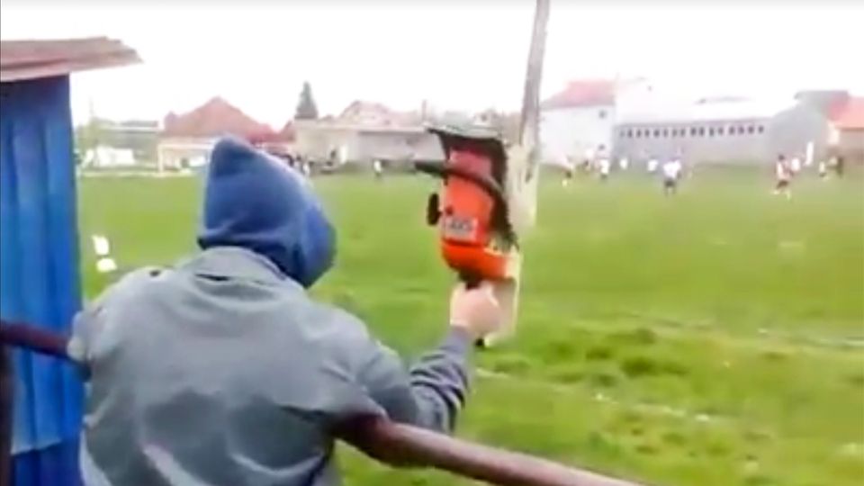 Fußballfan Support Kettensäge Fußballfan feuert sein Team an - mit der Kettensäge