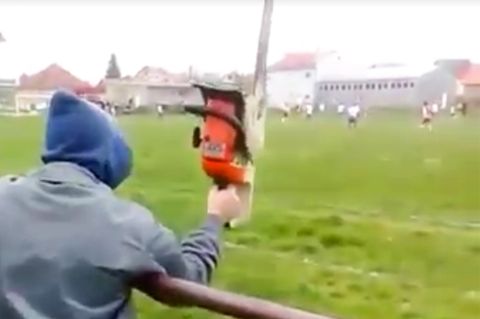 Fußballfan feuert sein Team an - mit der Kettensäge