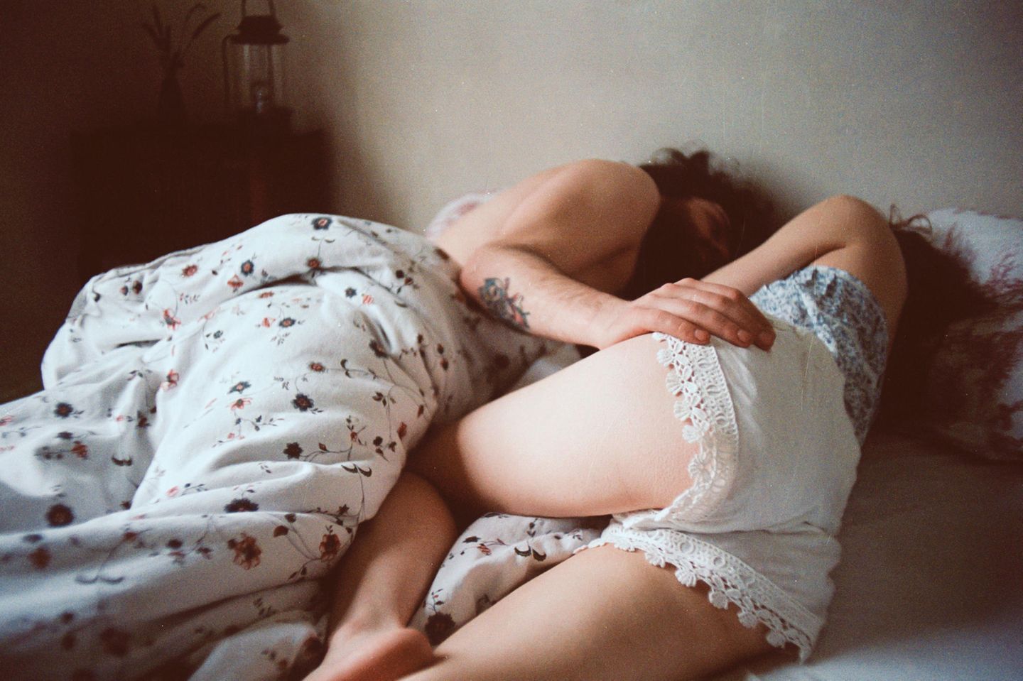Под одеялом сестренкой. Мужчина и женщина в обнимку в кровати.