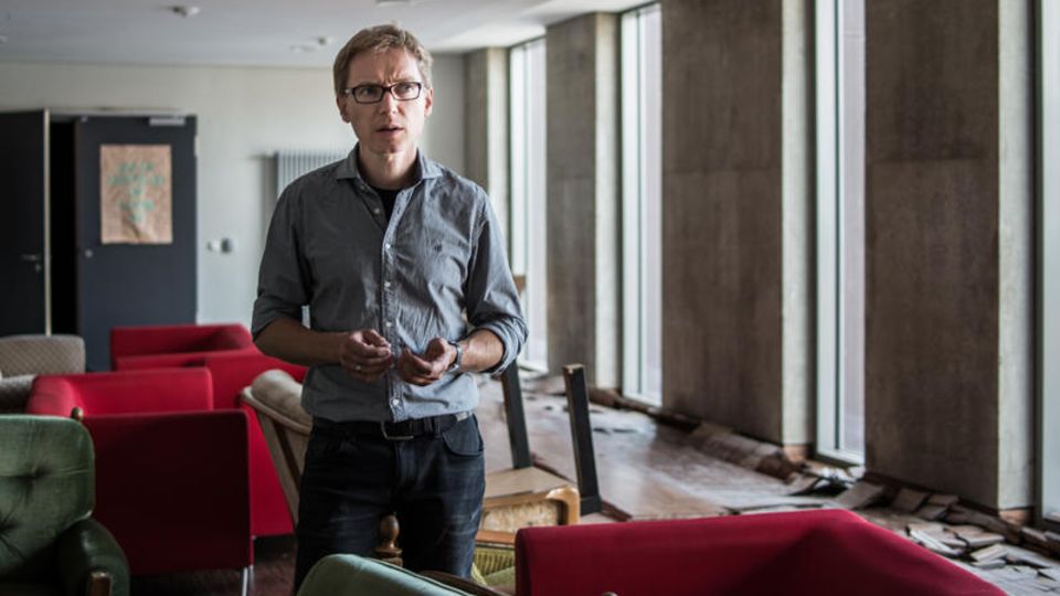 stern-Reportage: Hildesheim, Niedersachsen: Thomas Hanold, Baudezernent der Universität, macht sich ein Bild der schweren Schäden an der Hochschule Hildesheim, Niedersachsen: Thomas Hanold, Baudezernent der Universität, macht sich ein Bild der schweren Schäden an der Hochschule