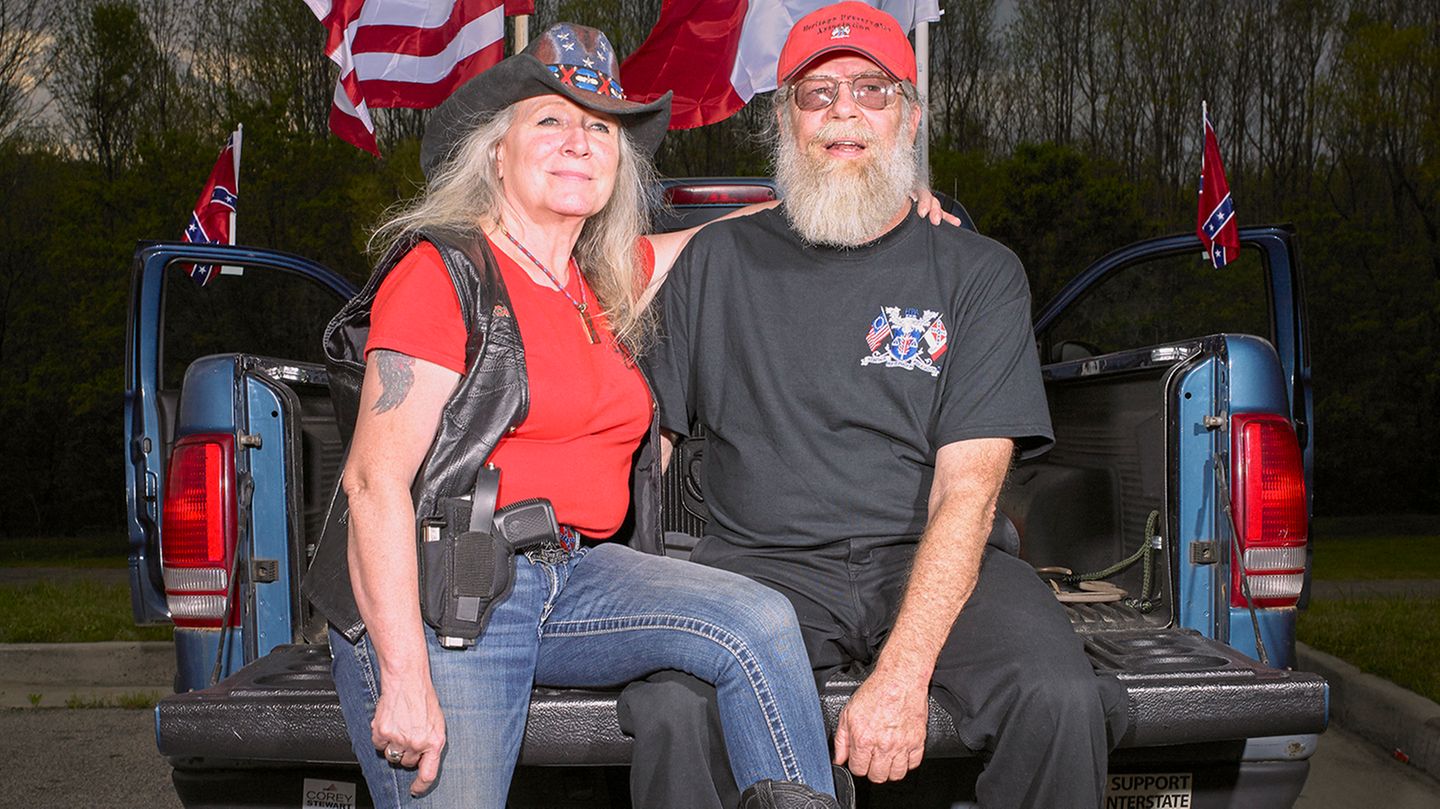 Susan und Wayne Byrdaus Danville, Virginia, hissen jeden Samstag für zwei Stunden die Südstaatenflagge, ein Symbol des rassistischen Amerikas: "Wir werden niemals zulassen, dass die Fahne eingeholt wird"