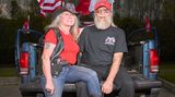 Susan und Wayne Byrdaus Danville, Virginia, hissen jeden Samstag für zwei Stunden die Südstaatenflagge, ein Symbol des rassistischen Amerikas: "Wir werden niemals zulassen, dass die Fahne eingeholt wird"