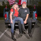 Susan und Wayne Byrdaus Danville, Virginia, hissen jeden Samstag für zwei Stunden die Südstaatenflagge, ein Symbol des rassistischen Amerikas: "Wir werden niemals zulassen, dass die Fahne eingeholt wird"