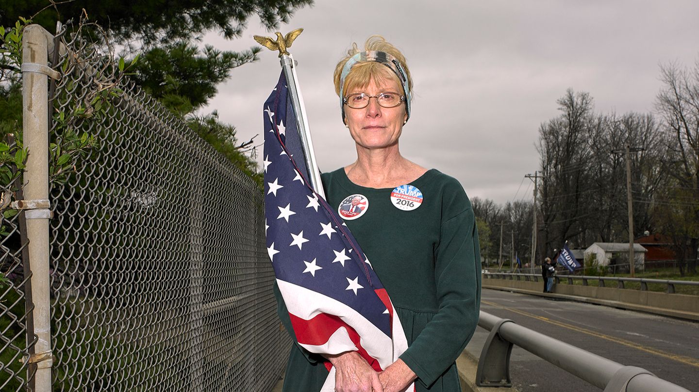 Leah Denise Byrd aus Kansas City, Missouri, demonstriert auf Autobahnbrücken für Trump: "Die in Washington sind korrupt. Trump nicht"