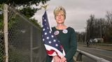 Leah Denise Byrd aus Kansas City, Missouri, demonstriert auf Autobahnbrücken für Trump: "Die in Washington sind korrupt. Trump nicht"