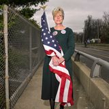 Leah Denise Byrd aus Kansas City, Missouri, demonstriert auf Autobahnbrücken für Trump: "Die in Washington sind korrupt. Trump nicht"