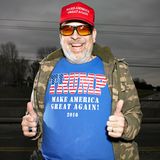 Unter dem Make-America-Great-Again-Shirt trägt Roger Frederick aus Kansas City, Missouri, eine kugelsichere Weste – so fühlt er sich sicherer: "Ich stehe zu Trump. Und kämpfe für sein Ziel"